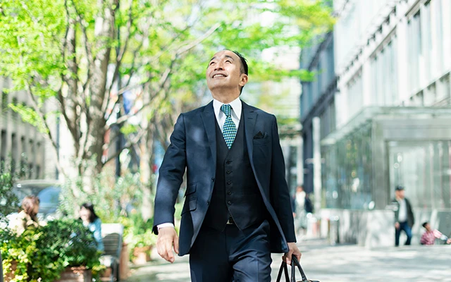 街を歩く男性の写真