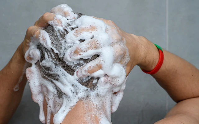 シャンプーする男性