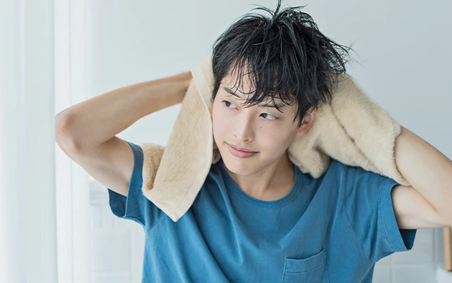 髪を拭く男性