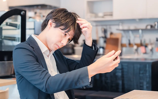 薄毛で悩む20代男性