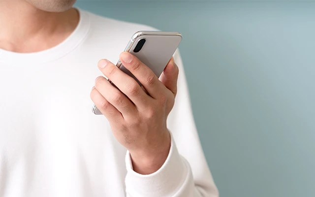 携帯で予約をする写真